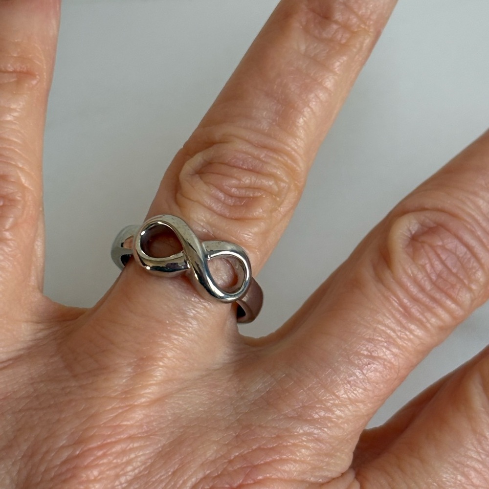 Avon Empowerment Infinity Ring | Speak Out | NIB Size 7 (2010) 387